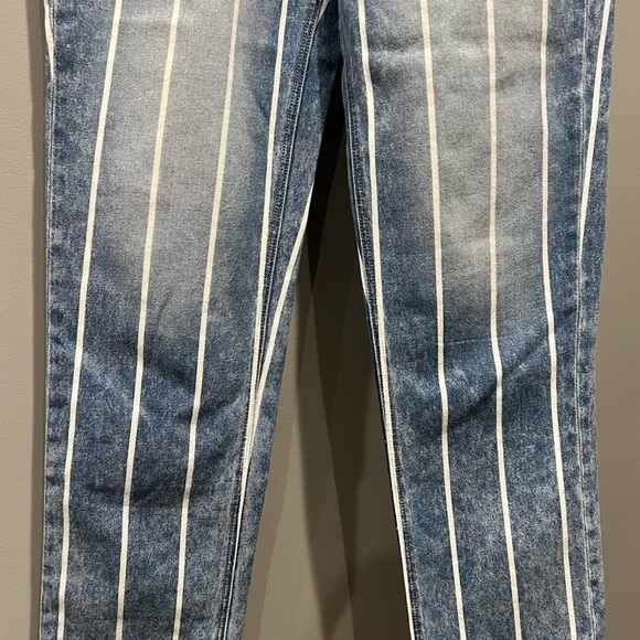 Women’s American Eagle Blue Jeans With White Stripes Mom Jeans Size 8 Extra Long - Picture 3 of 13